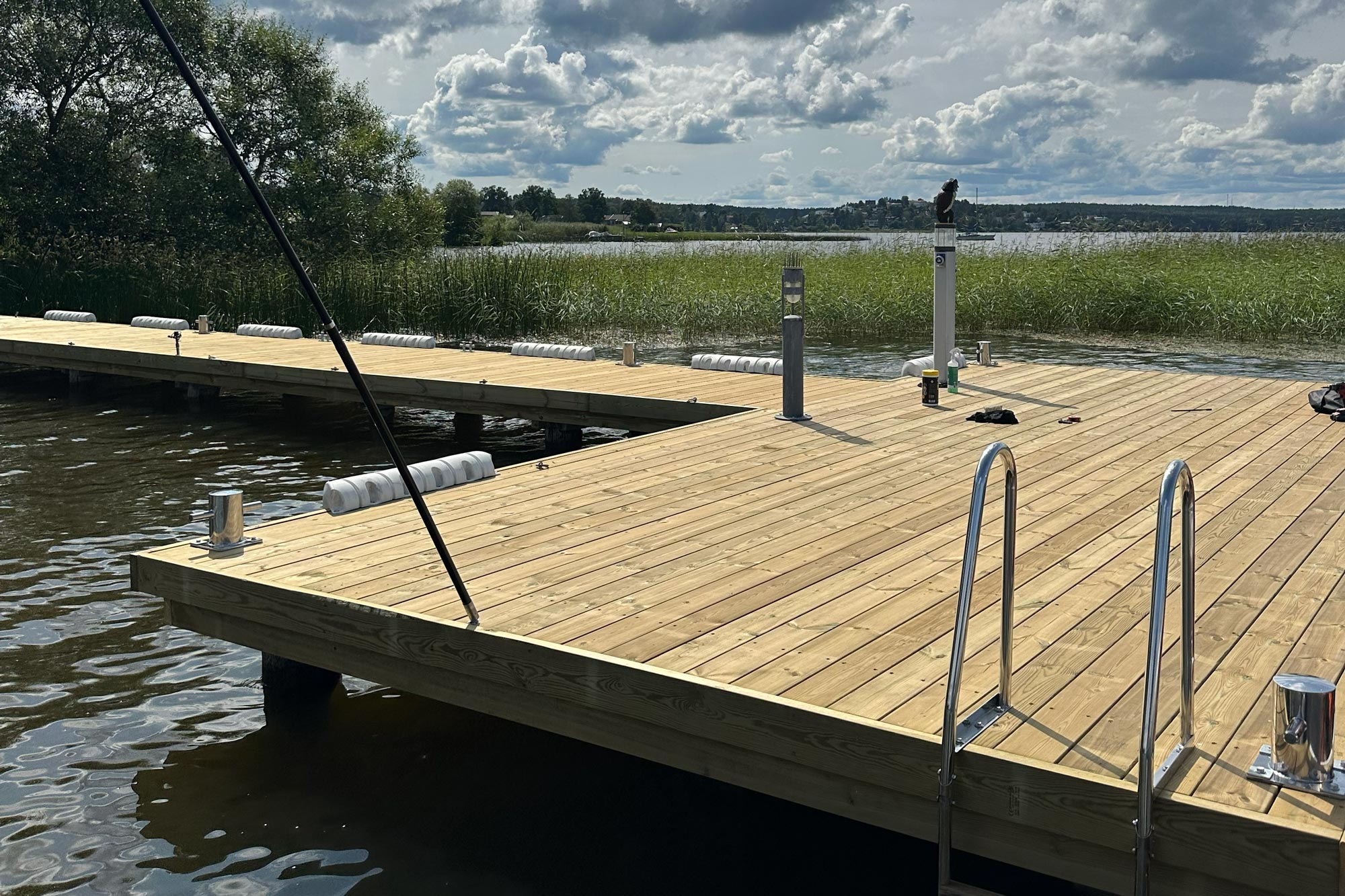 Brygga som byggts på Ekerö