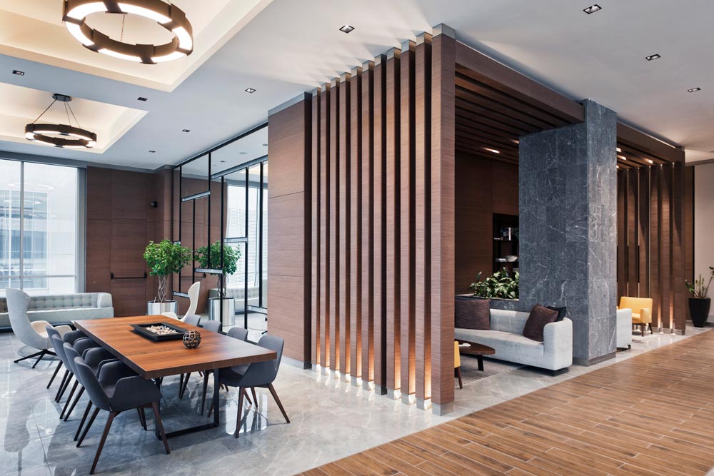 Étt modernt kontor med väggar i mörkt trä.