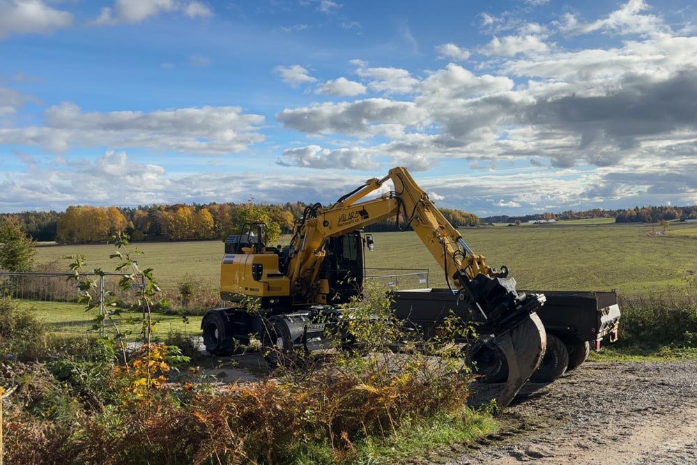 Grävmaskin som står utomhus
