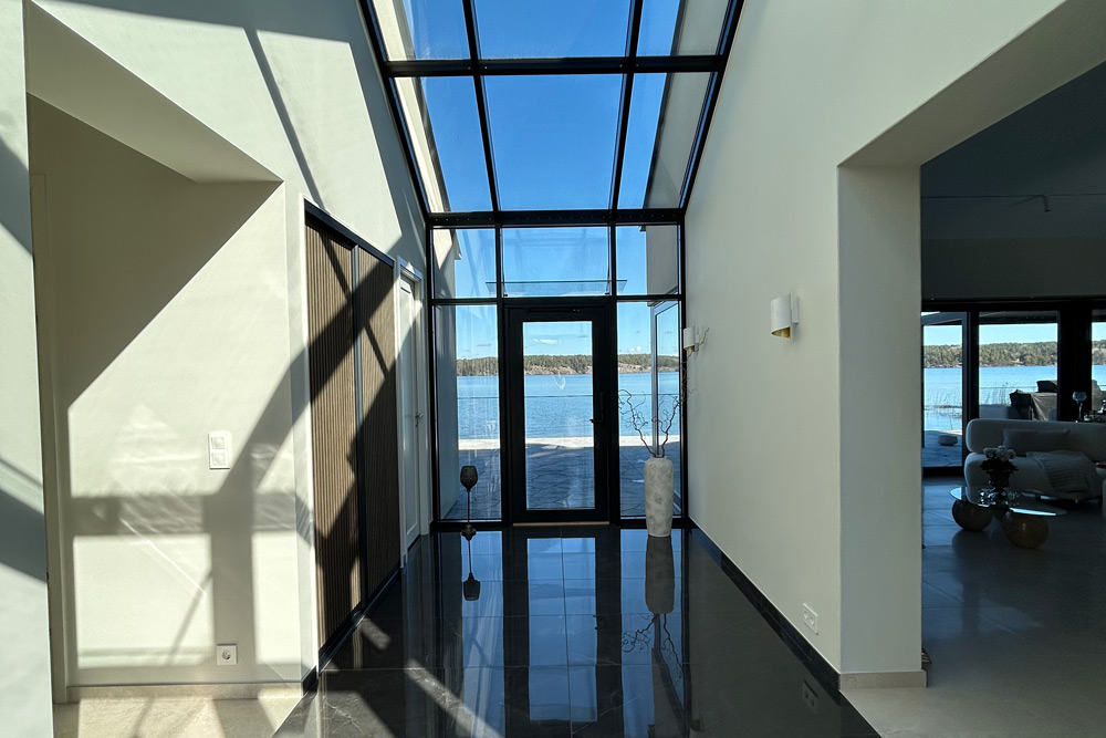 Nybyggd altandörr i en villa på Ekerö