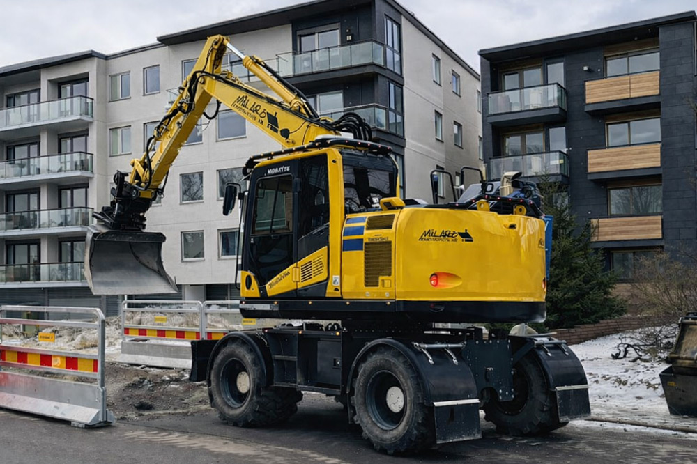 Grävmaskin som jobbar vid vägen